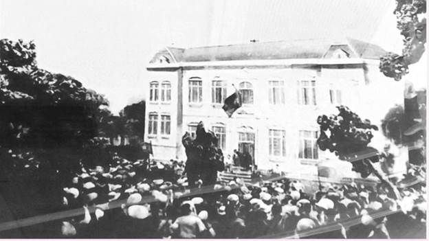 Nhân dân tham gia khởi nghĩa giành chính quyền ở thành phố Vinh tháng 8/1945. (Ảnh tư liệu: baonghean.vn)

