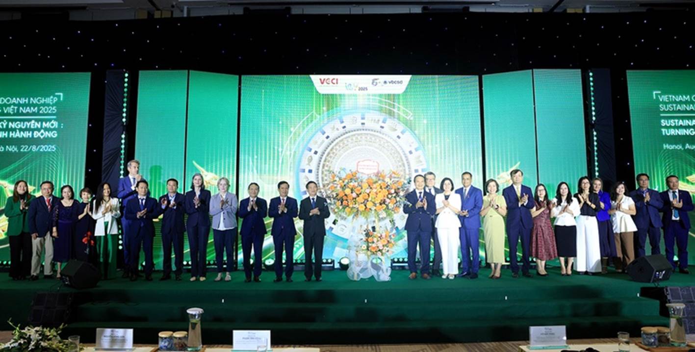 Phó Thủ tướng Hồ Đức Phớc trao tặng lẵng hoa tươi thắm chúc mừng kỷ niệm 15 năm thành lập và hoạt động của VBCSD.