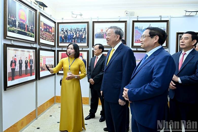 Tổng Bí thư Tô Lâm, Thủ tướng Chính phủ Phạm Minh Chính và các đại biểu tham quan triển lãm thành tựu 80 năm ngành Văn hoá.