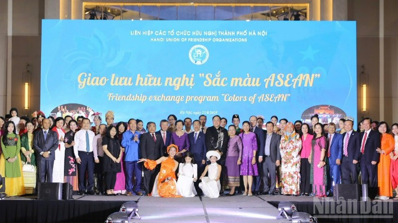 Các đại biểu tham dự chương trình giao lưu hữu nghị  Rực rỡ ASEAN chụp ảnh kỷ niệm. (Ảnh: KHÁNH LAN)

