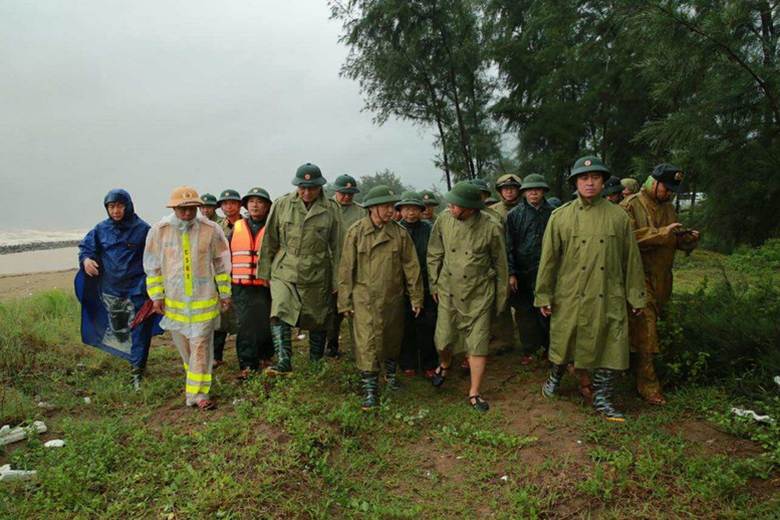 
Phó Thủ tướng đi thị sát, kiểm tra tuyến đê biển Hội Thống (Hà Tĩnh) - Ảnh: VGP/Minh Khôi