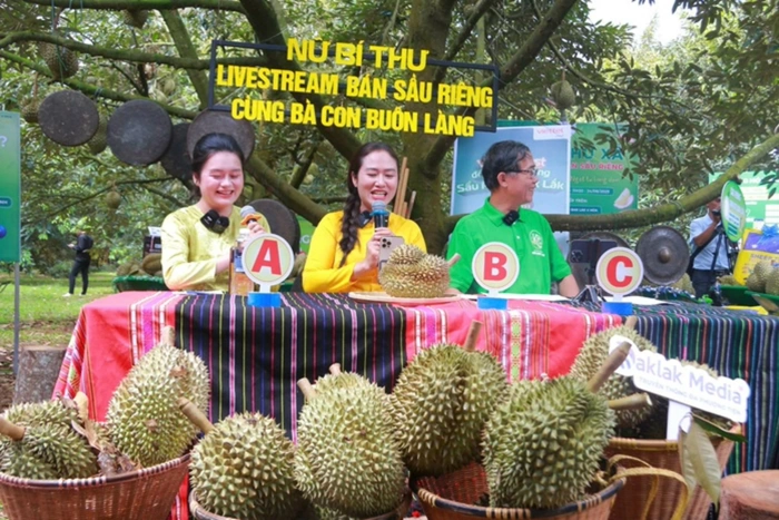 Nữ bí thư xã tham gia livestream, giúp nông dân bán gần 60 tấn sầu riêng