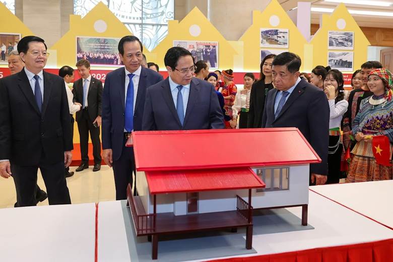 
Thủ tướng và các đại biểu tham quan một mẫu nhà cho đồng bào dân tộc được trưng bày tại Hội nghị - Ảnh: VGP/Nhật Bắc