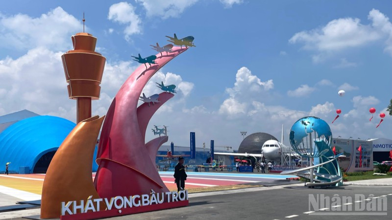 Không gian ngành hàng không thu hút đông giới trẻ tham quan.