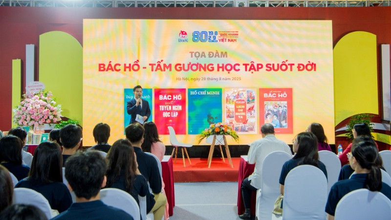 Không gian buổi tọa đàm Bác Hồ - Tấm gương học tập suốt đời.