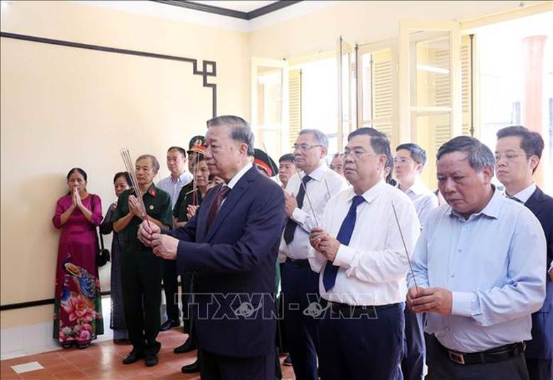 Tổng Bí thư và các đại biểu dâng hương Chủ tịch Hồ Chí Minh tại Di tích Nhà số 48 Hàng Ngang - Ảnh: TTXVN