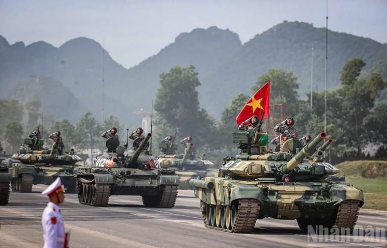 Dẫn đầu đội hình xe, pháo quân sự là các xe tăng T-54B, T-55 do Liên Xô (trước đây) sản xuất đã được nâng cấp, được trang bị hệ thống pháo, súng máy phòng không uy lực, mạnh mẽ.
