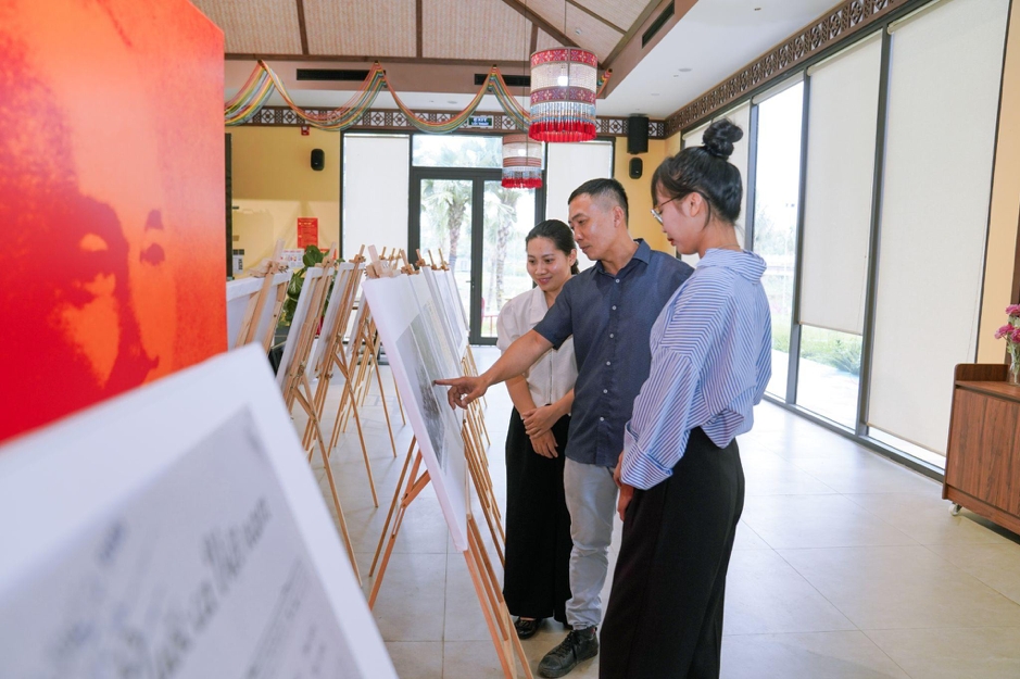 
Du khách ghé thăm không gian trưng bày trong hành trình về nguồn tại Thủ đô kháng chiến