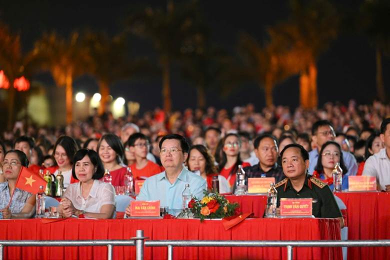 
Đại tướng Trịnh Văn Quyết, Bí thư Trung ương Đảng, Ủy viên Thường vụ Quân ủy Trung ương, Chủ nhiệm Tổng cục Chính trị Quân đội nhân dân Việt Nam, và Ủy viên Trung ương Đảng, Phó thủ tướng Chính phủ Mai Văn Chính cùng các đại biểu tham dự chương trình