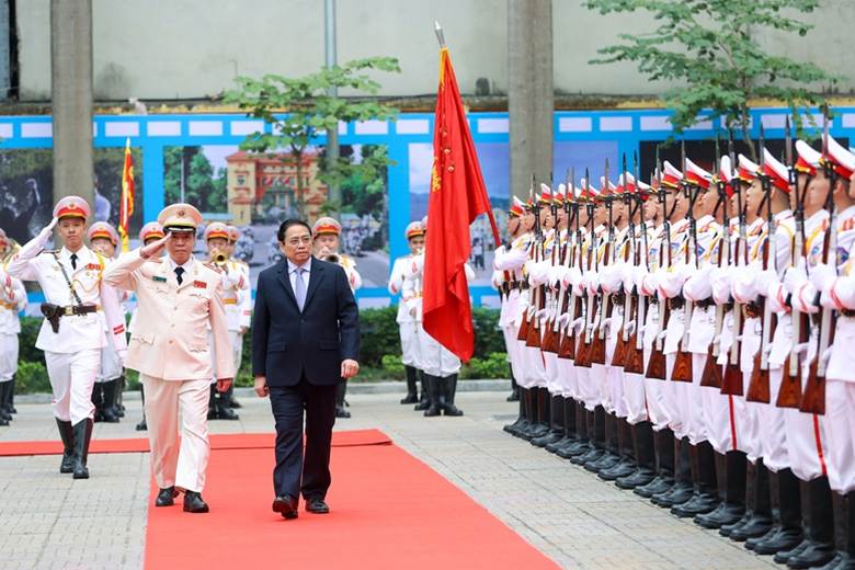 
Lực lượng Công an nhân dân luôn là Thanh bảo kiếm của Đảng, Nhà nước, Lá chắn thép vững chắc trong bảo vệ an ninh Tổ quốc, đấu tranh với các loại tội phạm, giữ gìn cuộc sống bình yên, hạnh phúc, ấm no của Nhân dân- Ảnh VGP/Nhật Bắc