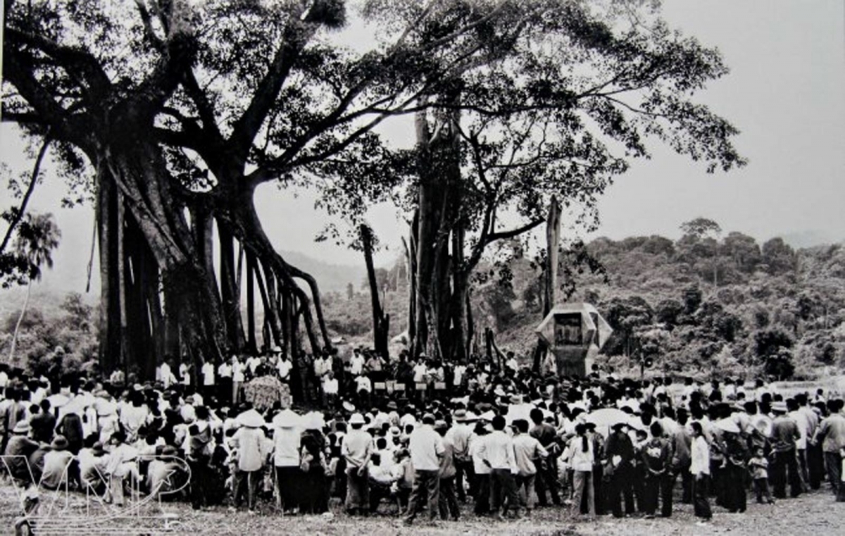 
Đại hội đại biểu Quốc dân họp ở Tân Trào, huyện Sơn Dương, tỉnh Tuyên Quang ngày 16/8/1945 nhất trí tán thành chủ trương phát động Tổng khởi nghĩa của Đảng (Ảnh: Tư liệu)