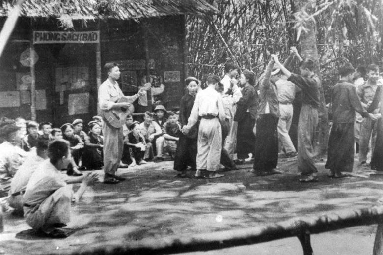 
Sinh hoạt văn nghệ của cơ quan trong kháng chiến chống Pháp - Ảnh tư liệu