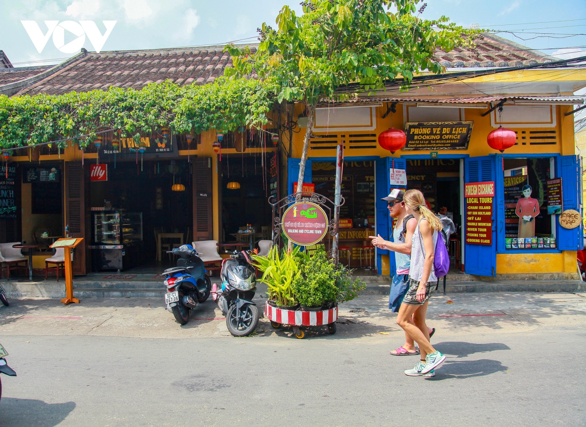 
Du khách quốc tế tham quan phố cổ Hội An