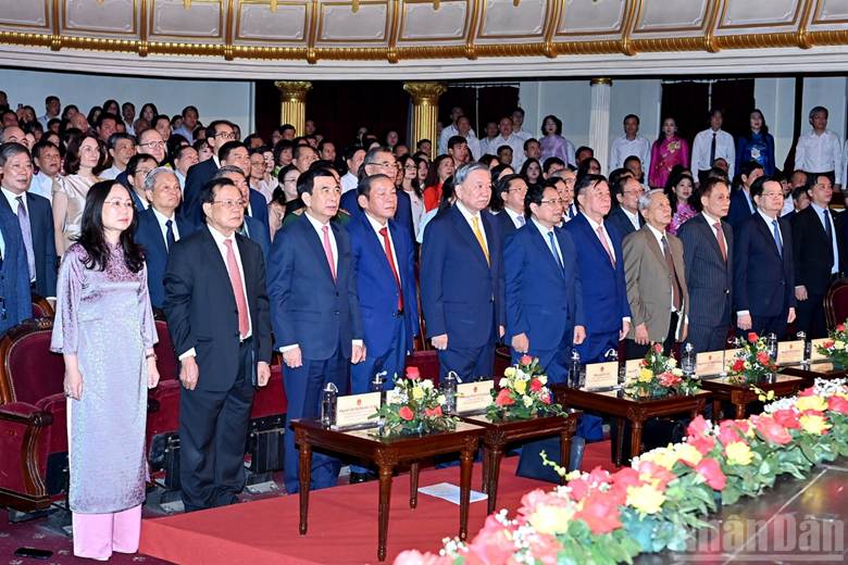 Tổng Bí thư Tô Lâm, Thủ tướng Chính phủ Phạm Minh Chính và các đồng chí lãnh đạo, nguyên lãnh đạo Đảng, Nhà nước thực hiện nghi thức chào cờ.