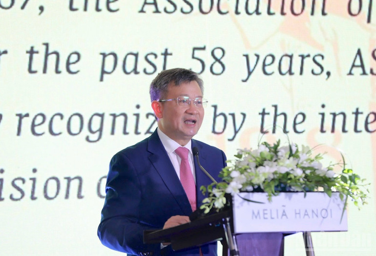 Chủ tịch Liên hiệp các tổ chức hữu nghị thành phố Hà Nội Nguyễn Ngọc Kỳ phát biểu khai mạc chương trình giao lưu hữu nghị. (Ảnh: KHÁNH LAN)

