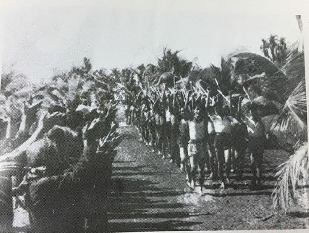 Thanh niên Tiền Phong với tầm vông vạt nhọn ở Nam Bộ năm 1945. (Ảnh tư liệu của hcmcpv.org.vn)