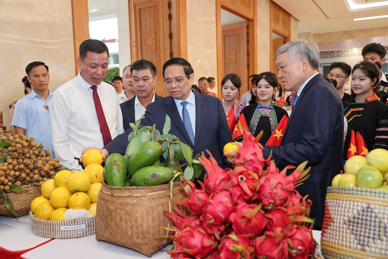 
Thủ tướng Phạm Minh Chính, Phó Thủ tướng Thường trực Nguyễn Hòa Bình xem các sản phẩm OCOP trưng bày tại Hội nghị - Ảnh: VGP/Nhật Bắc