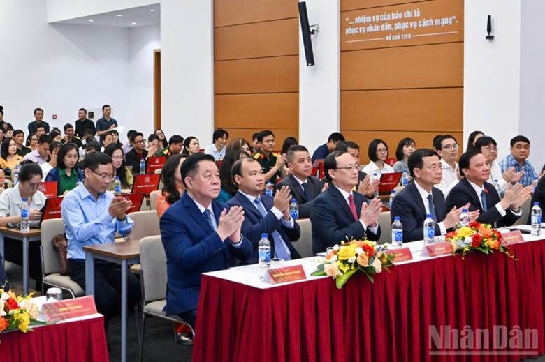 Các đồng chí lãnh đạo Đảng, Nhà nước dự khai trương Trung tâm Báo chí Lễ kỷ niệm 80 năm Quốc khánh. (Ảnh: THỦY NGUYÊN)