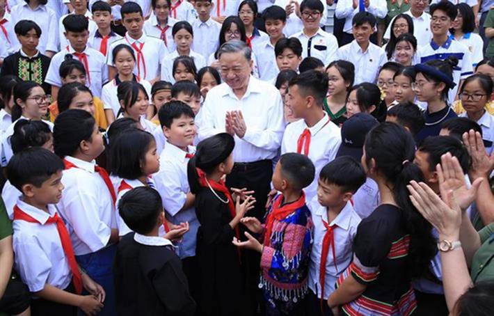 Tổng Bí thư Tô Lâm và các em học sinh xuất sắc. Ảnh Bộ Giáo dục và Đào tạo