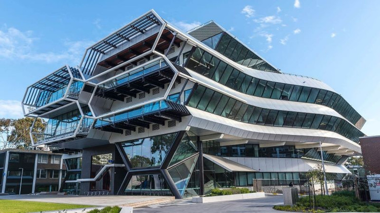 Đại học Monash (Australia).