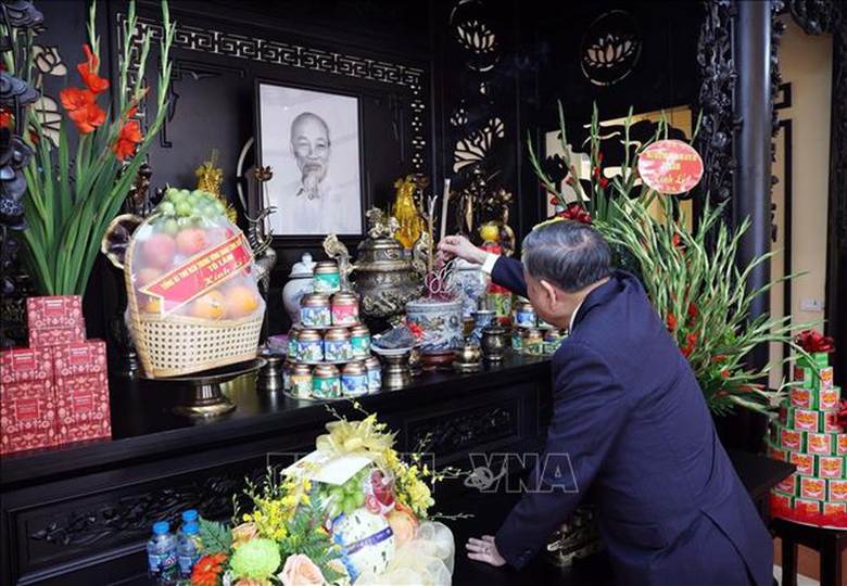 
Tổng Bí thư Tô Lâm dâng hương Chủ tịch Hồ Chí Minh tại Di tích Nhà số 48 Hàng Ngang - Ảnh: TTXVN