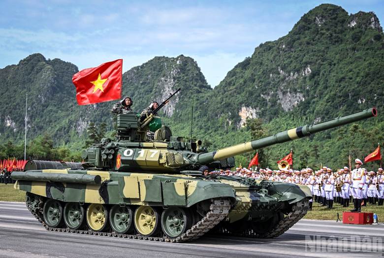 Tiếp nối là khối xe tăng T-90S và T-62. Xe tăng T-90S là dòng xe hiện đại bậc nhất thế giới với khả năng phóng tên lửa qua nòng pháo.