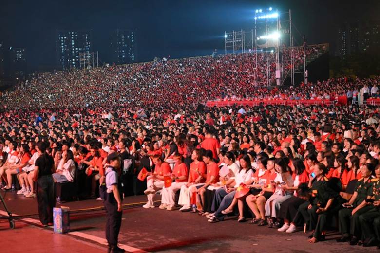 Hàng vạn khán giả sống trong không khí hào hùng 