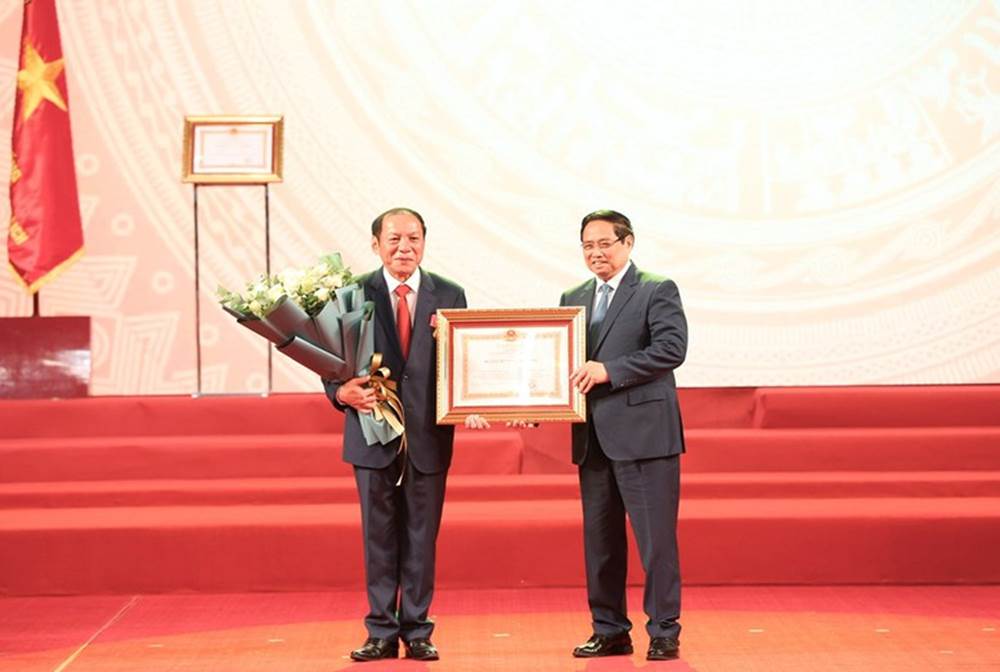 Thủ tướng Chính phủ Phạm Minh Chính trao Huân chương Lao động hạng Nhất cho Bộ trưởng Bộ VHTTDL Nguyễn Văn Hùng. Ảnh: Trần Huấn
