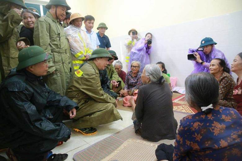 Phó Thủ tướng Trần Hồng Hà thăm hỏi, động viên người dân điểm sơ tán dân cư tránh bão số 5 tại trường tiểu học Đan Trường, xã Đan Hải, Hà Tĩnh - Ảnh: VGP/Minh Khôi