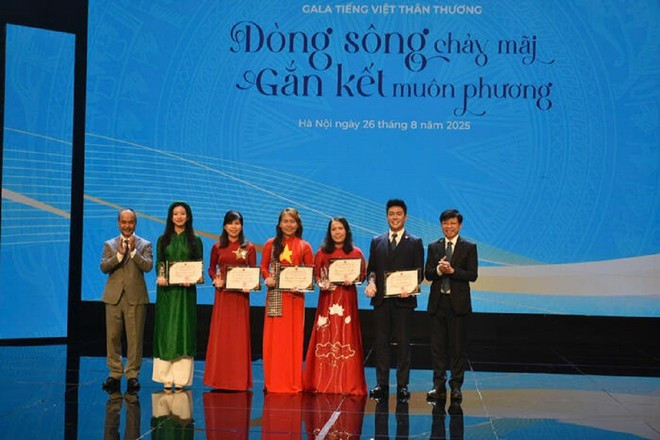 Ban tổ chức trao chứng nhận tặng 6 thí sinh xuất sắc đạt danh hiệu “Sứ giả tiếng Việt ở nước ngoài” năm 2025.