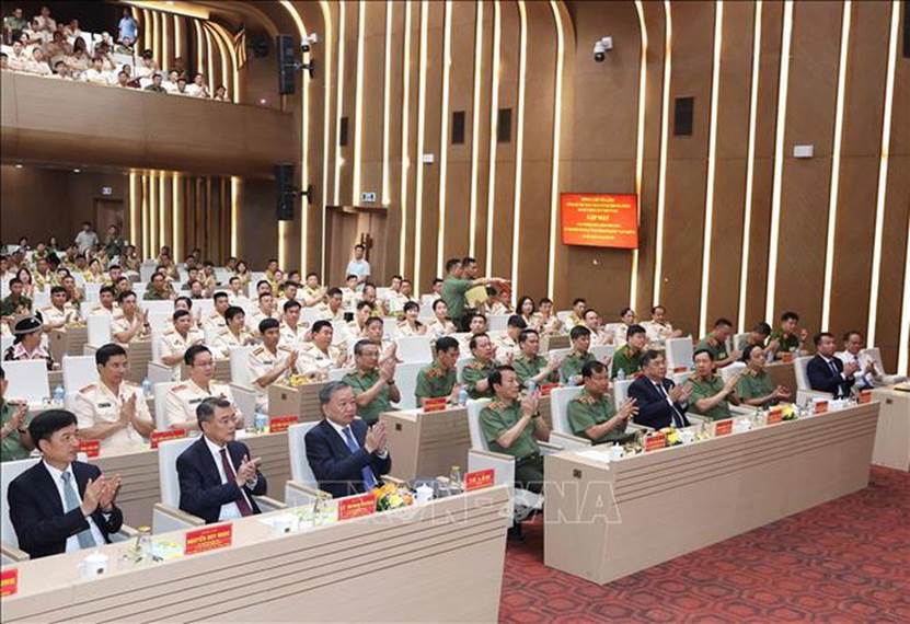 Tổng Bí thư và các đại biểu dự gặp mặt các điển hình tiên tiến tại Đại hội thi đua Vì An ninh tổ quốc - Ảnh: TTXVN