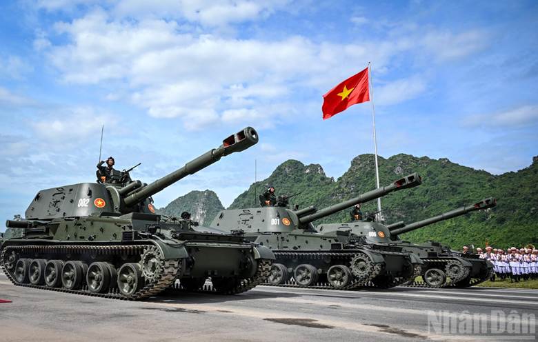 Loạt pháo tự hành tiến qua lễ đài.