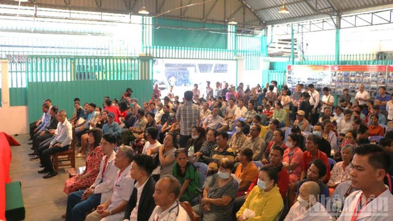Hoạt động thu hút đông đảo bà con gốc Việt và người Campuchia tham gia, góp phần gắn kết cộng đồng. (Ảnh: HUY VŨ)