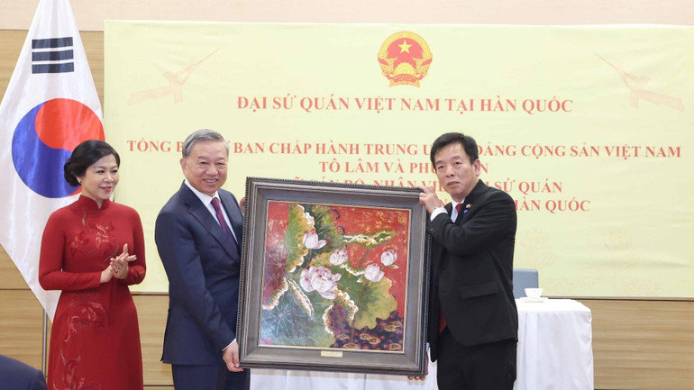 Tổng Bí thư Tô Lâm tặng quà cho cán bộ, nhân viên Đại sứ quán Việt Nam tại Hàn Quốc. (Ảnh: Thống Nhất/TTXVN)