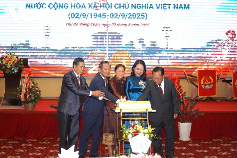
Hai Phó Chủ tịch nước Việt Nam-Lào cùng lãnh đạo cấp cao Lào cắt bánh chúc mừng 80 năm Quốc khánh Việt Nam
