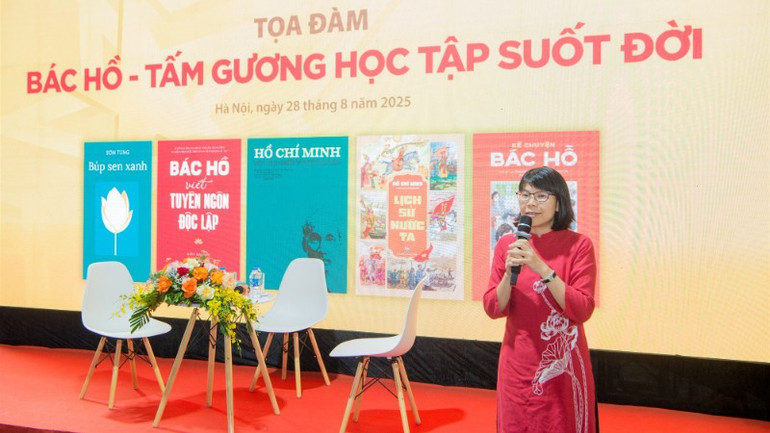 Bà Vũ Thị Quỳnh Liên - Phó Giám đốc, Tổng Biên tập NXB Kim Đồng phát biểu trong buổi tọa đàm.