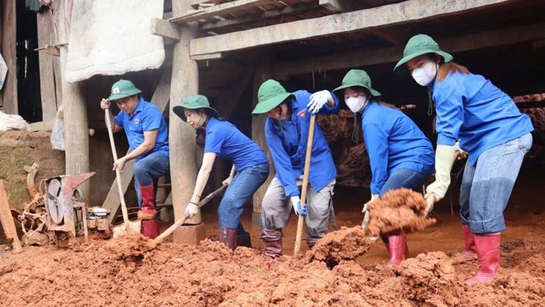 
Các lực lượng và bà con chung tay khắc phục hậu quả.