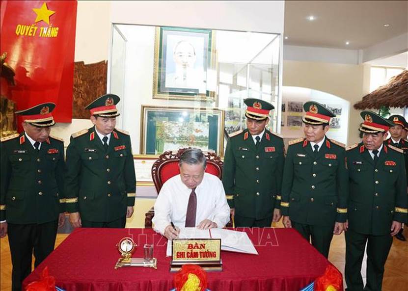 Tổng Bí thư Tô Lâm ghi lưu bút vào Sổ vàng truyền thống của Quân đoàn 12 - Ảnh: TTXVN