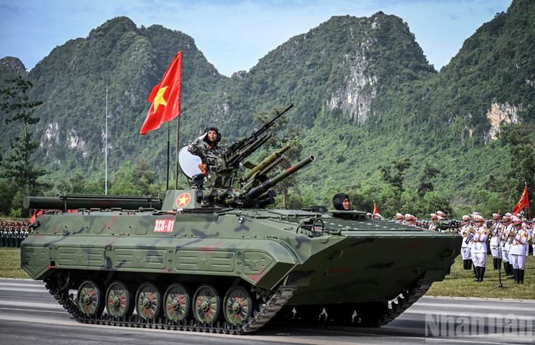 Nhiều vũ khí hiện tại gồm xe tăng, xe bọc thép, tên lửa của Quân đội nhân dân Việt Nam đều góp mặt.