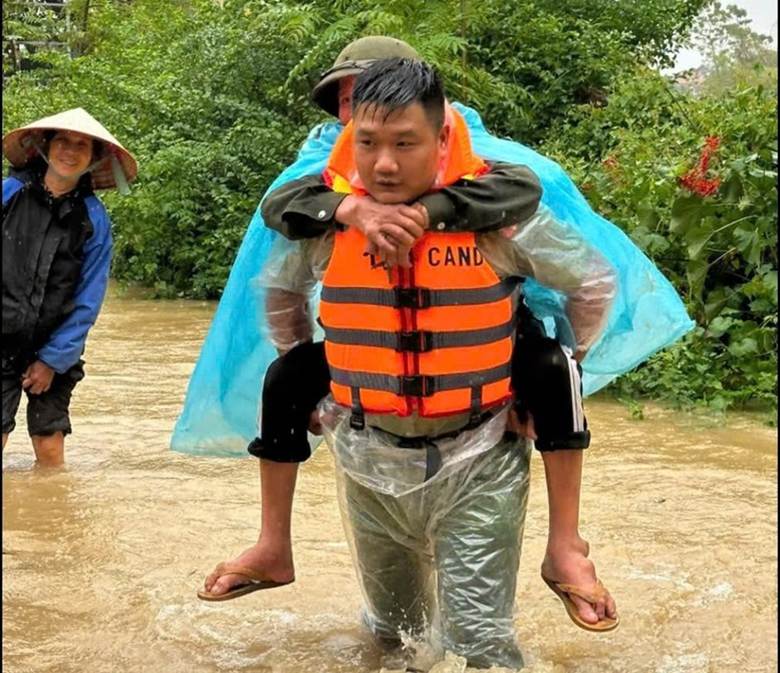 Các chiến sĩ công an hỗ trợ người dân xuyên ngày, trắng đêm di chuyển người và tài sản đến vùng an toàn