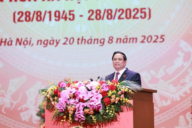 
Trong suốt lịch sử 80 năm hào hùng, Chính phủ qua các nhiệm kỳ đã thể hiện rõ tinh thần quyết tâm cao, nỗ lực lớn, hành động quyết liệt, cùng đồng bào, chiến sỹ cả nước đạt được những thành tựu to lớn, có ý nghĩa lịch sử trên tất cả các lĩnh vực. Ảnh VGP/Nhật Bắc