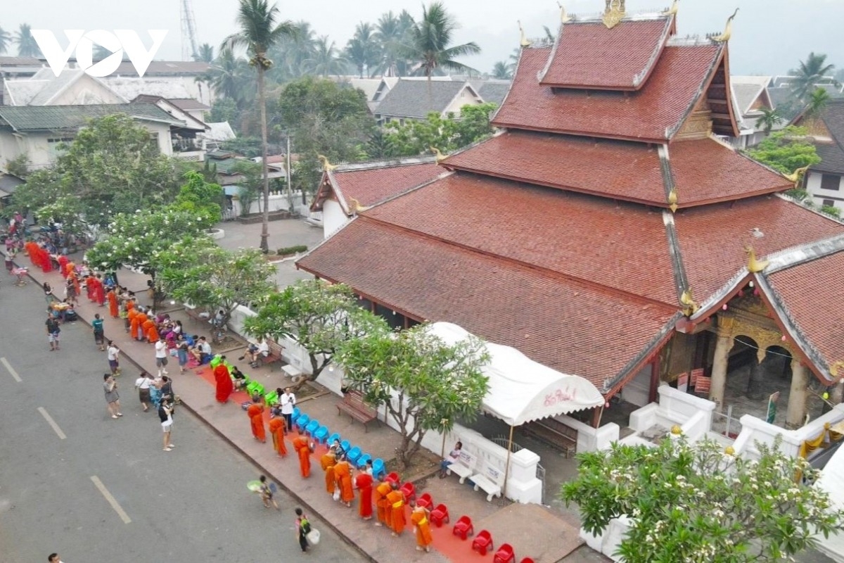 
Lễ khất thực – Tak Bat là nét đẹp truyền thống vào mỗi buổi sáng tại Luang Prabang, Lào.