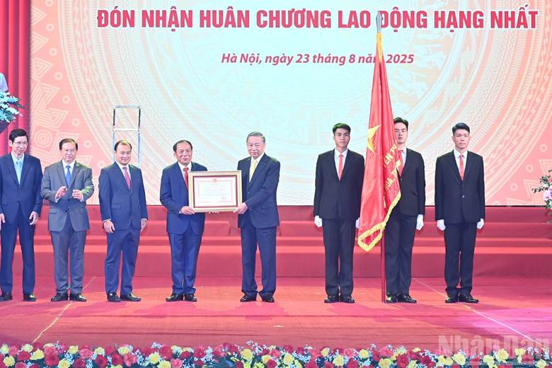 Tổng Bí thư Tô Lâm trao Huân chương Lao động hạng Nhất tặng ngành Văn hoá.