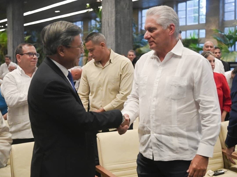 Đồng chí Miguel Díaz-Canel Bermúdez, Bí thư Thứ nhất Ban Chấp hành Trung ương Đảng Cộng sản Cuba, Chủ tịch nước Cộng hòa Cuba chủ trì Lễ kỷ niệm và Đại sứ Lê Quang Long. (Ảnh: Đại sứ quán Việt Nam tại Cuba)

