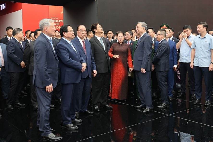 Triển lãm được tổ chức với quy mô lớn nhất từ trước đến nay, có sự tham gia của 28 bộ, cơ quan Trung ương, 34 địa phương và hơn 110 doanh nghiệp, tập đoàn kinh tế lớn với hơn 230 gian hàng trên - Ảnh: VGP/Nhật Bắc