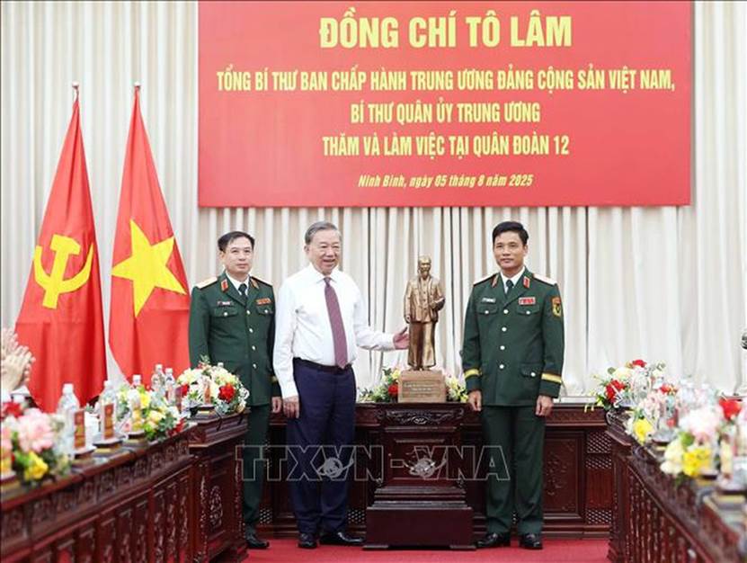 Tổng Bí thư tặng bức tượng Chủ tịch Hồ Chí Minh cho Quân đoàn 12 - Ảnh: TTXVN