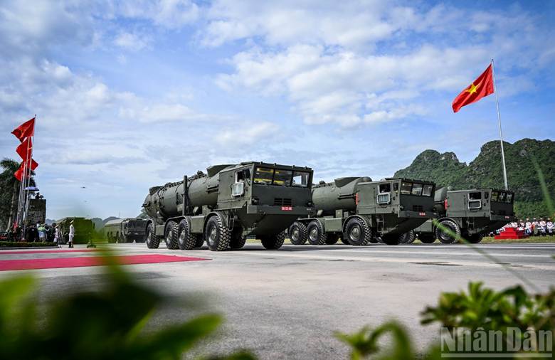 Tổ hợp tên lửa đạn đạo Scud-B với tên lửa đối đất R-17E, tên lửa bờ Redut của Quân chủng Hải quân.