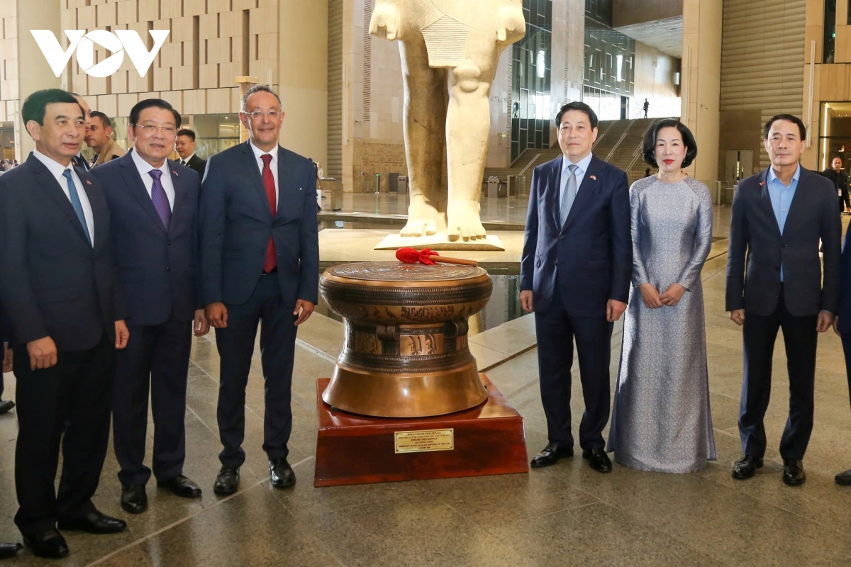  

Chiều 4/8, Chủ tịch nước Lương Cường và Phu nhân cùng đoàn đại biểu cấp cao Việt Nam đã tới thăm Đại Bảo tàng Ai Cập – một trong những công trình văn hoá đồ sộ nhất của Ai Cập trong thế kỷ 21. Nhân dịp này, Chủ tịch nước đã trao tặng một phiên bản trống đồng Ngọc Lũ, một biểu tượng văn hóa quan trọng của Việt Nam, cho Đại Bảo tàng Ai Cập.