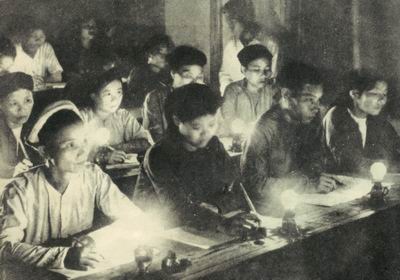 
Lớp bình dân học vụ (Ảnh: Tư liệu).