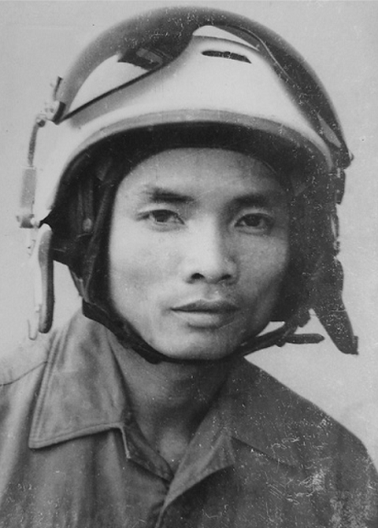 
Đại tá Nguyễn Văn Nghĩa thời trẻ, ông là phi công đầu tiên hạ gục máy bay trong trận Điện Biên Phủ trên không (Ảnh: Nhân vật cung cấp).